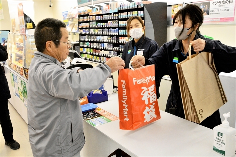 １７日開店した店舗で買い物を楽しむ住民