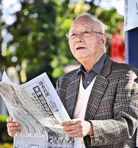 当時の新聞紙面を手に戦死した直治さんについて語るおいの岩佐直正さん（３日、千葉県流山市で）＝加藤学撮影