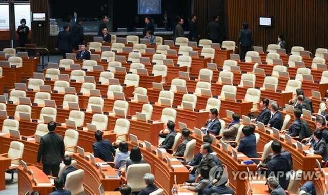 国会本会議場を退席する与党議員＝7日、ソウル（聯合ニュース）