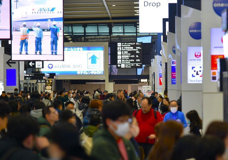 年末年始の出国ラッシュが始まり、海外に向かう旅客でにぎわう成田空港＝27日午後、成田市