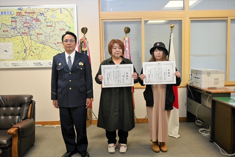 馬場署長（左）から感謝状を受けた（右から）佐藤さん、高橋さん