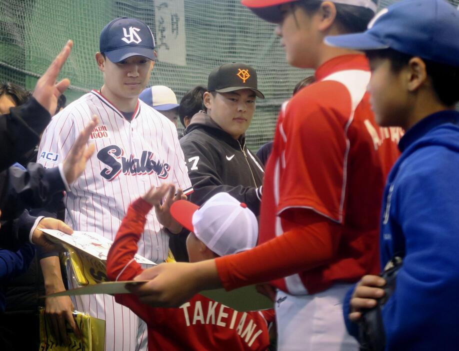 能登半島地震の被災地の小学生を対象とした野球教室で講師を務め、ハイタッチに応じるヤクルトの奥川恭伸投手（左端）＝29日、金沢市