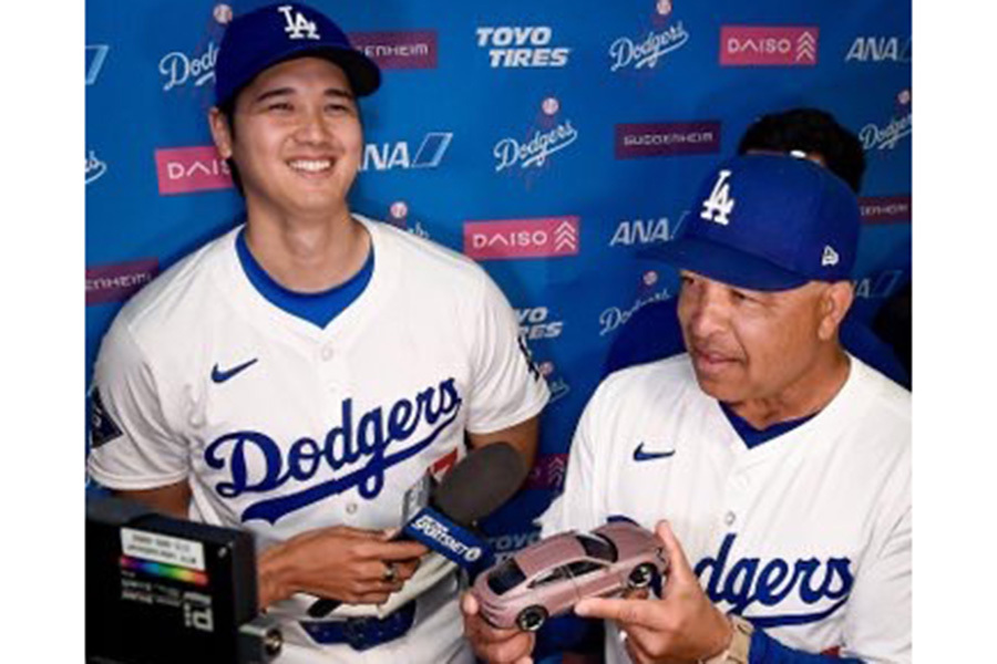 ドジャース・大谷翔平（左）とおもちゃの車を持ったデーブ・ロバーツ監督【写真：球団提供】