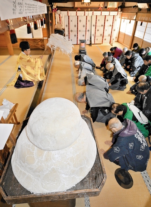 安積国造神社拝殿に奉納された大鏡餅