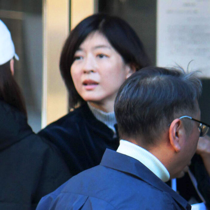 都内の中山美穂さんの自宅マンションに入る妹の中山忍