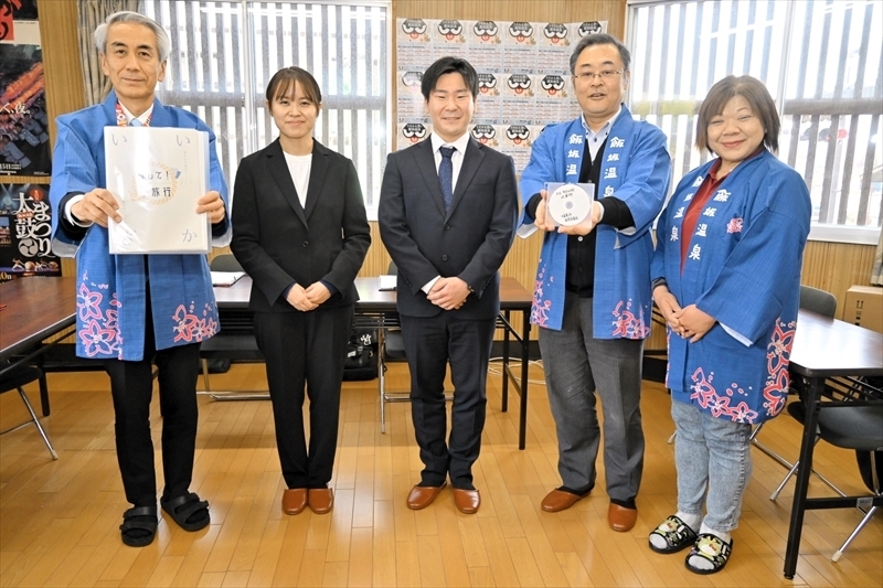 パンフレットを贈った小野さん（左から２人目）と斉藤さん（中央）