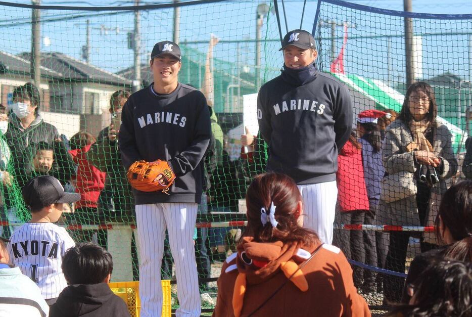 辰巳台こどもおとな歯科主催の野球教室に参加したロッテ・友杉(左)と横山