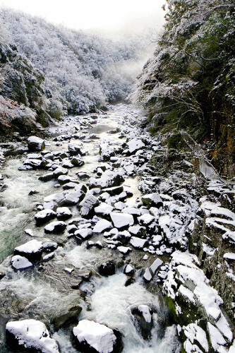 雪景色になった「長門峡」