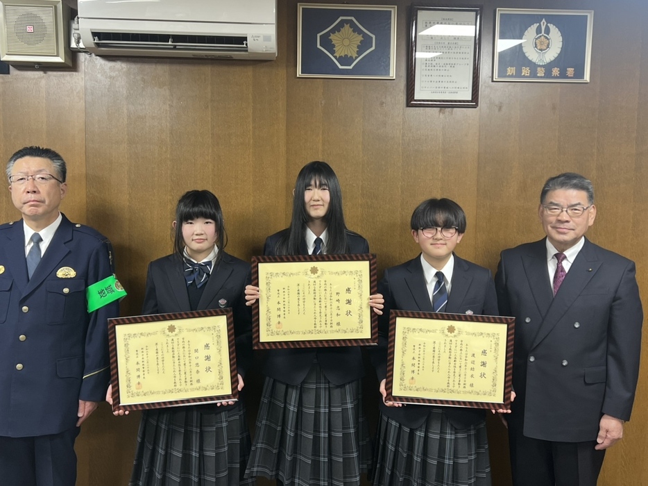 写真左から本間署長、関口さん、野崎さん、渡辺さん、道警友会釧路支部の野手敏昭支部長