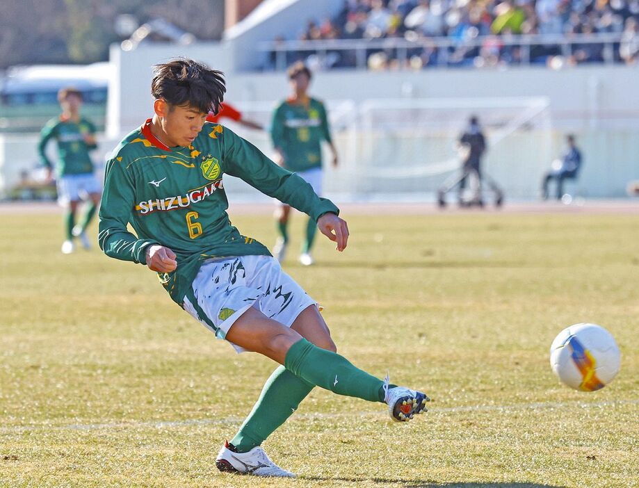 静岡学園―高知　後半、途中出場しゴール前にパスを出す静岡学園・野田