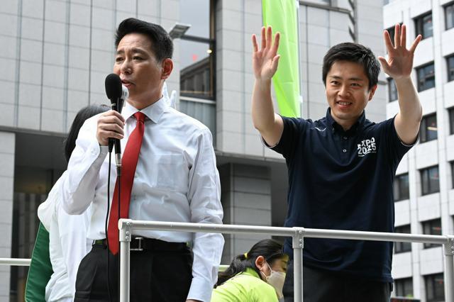 街頭演説で並び立つ前原誠司氏と吉村洋文・大阪府知事=2022年6月22日午前、京都府内