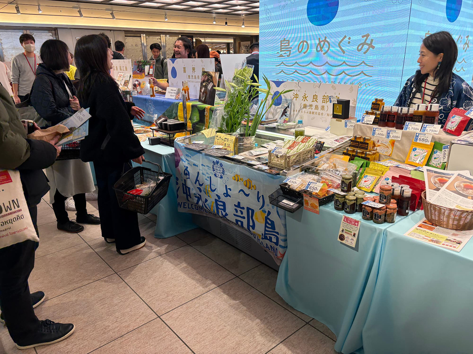 大勢の来客でにぎわった全国離島の特産品イベント「島のめぐみ」＝1日、東京都千代田区のJR東京駅（提供写真）