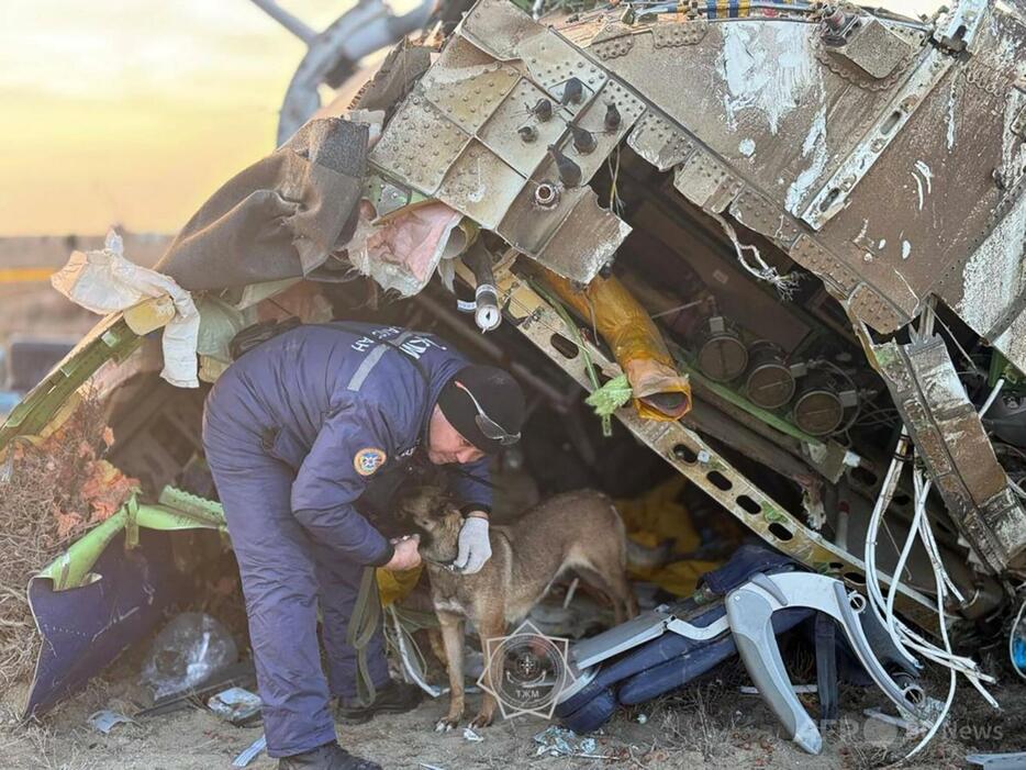 カザフスタン西部のアクタウ市近郊で、アゼルバイジャン航空の旅客機が墜落した現場で作業する専門家。カザフスタン非常事態省提供（2024年12月26日公開）。【翻訳編集】 AFPBB News