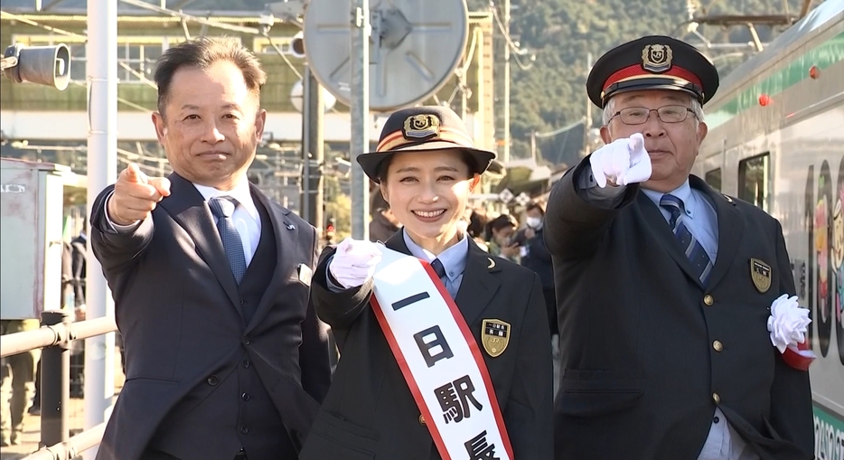 1日駅長に就任したタレントの斉藤雪乃さん