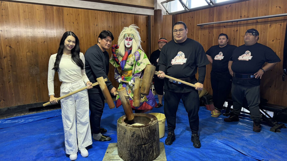 立浪部屋で餅つき大会に参加した（左から）小久保春菜、立浪親方、氏神一番、大関豊昇龍