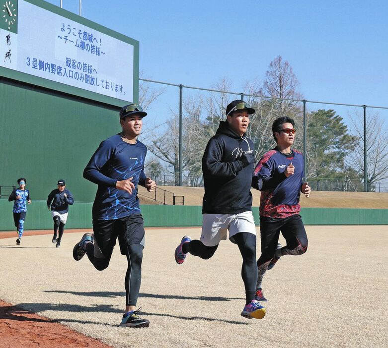 並んでインターバル走をする（右から）清水、柳、松木平