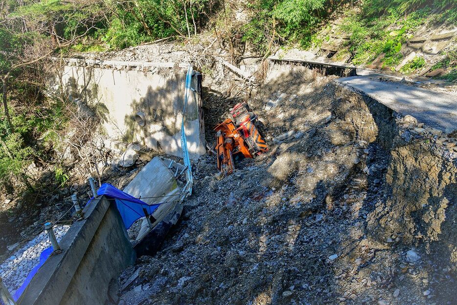 北部豪雨の影響で崩落した大国林道（提供写真）