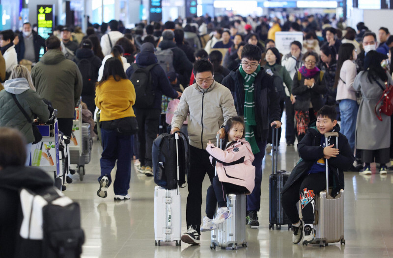 年末年始を海外で過ごす人たちで混雑する国際線の出発ロビー＝関西国際空港で2024年12月27日午前10時23分、梅田麻衣子撮影