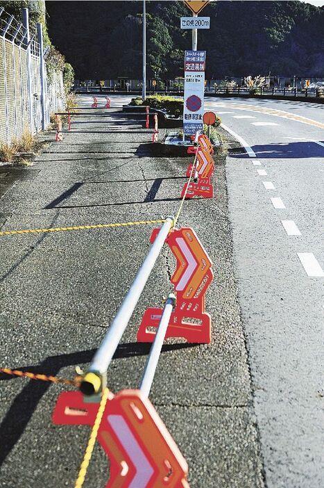 駐停車禁止のバリケードや看板が設置されている見学場周辺の国道４２号（１２日、和歌山県串本町田原で）