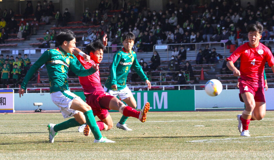 前半７分、静学・天野太陽（左）が先制点を奪う（カメラ・里見　祐司）