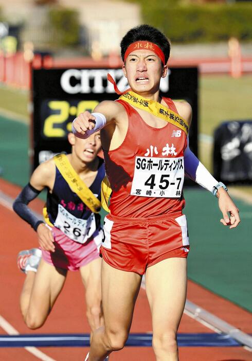 洛南（左）の選手をかわし8位でゴールする小林のアンカー温水選手