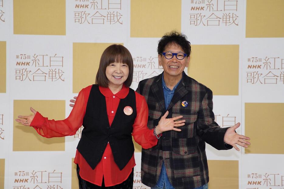 「第75回NHK紅白歌合戦」のリハーサルに登場した（左から）イルカさん、南こうせつさん（C）NHK