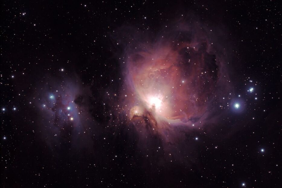 オリオン大星雲（M42、右）とランニングマン星雲（NGC1977、左）。45分露出で撮影（Shutterstock.com）