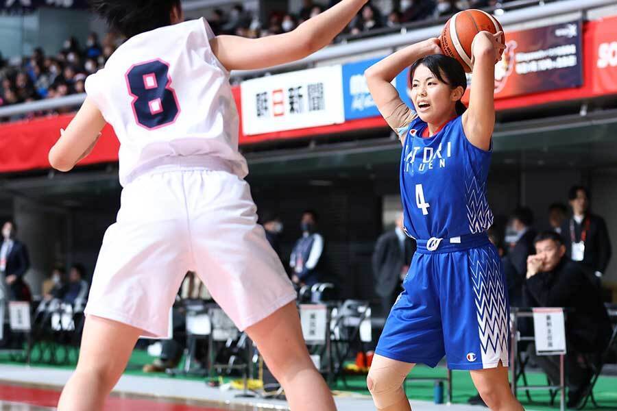 主将としてチームを引っ張る鵬学園・下地李采（右）【写真：（C）SoftBank ウインターカップ2024】