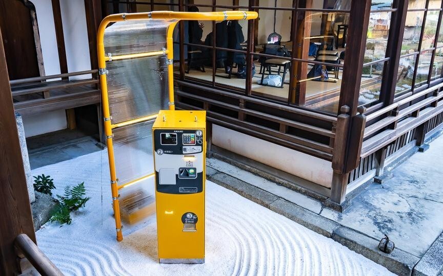 枯山水にポツンと駐車場の精算機が置かれた様子はなかなか「異質」でした。