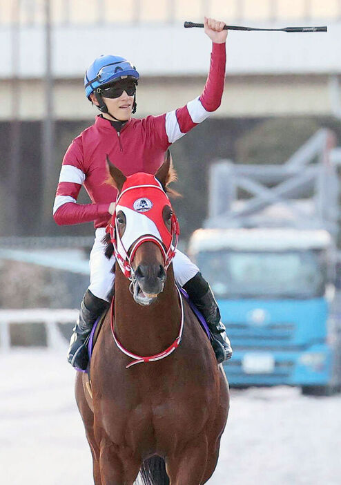 東京大賞典を制したフォーエバーヤングと坂井瑠星騎手（カメラ・池内　雅彦）