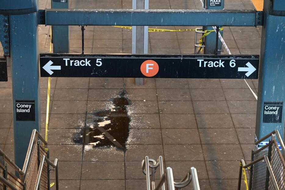 地下鉄車内で女性が男に火を付けられ死亡したとされる地下鉄駅＝22日、ニューヨーク（アナトリア通信提供・ゲッティ＝共同）