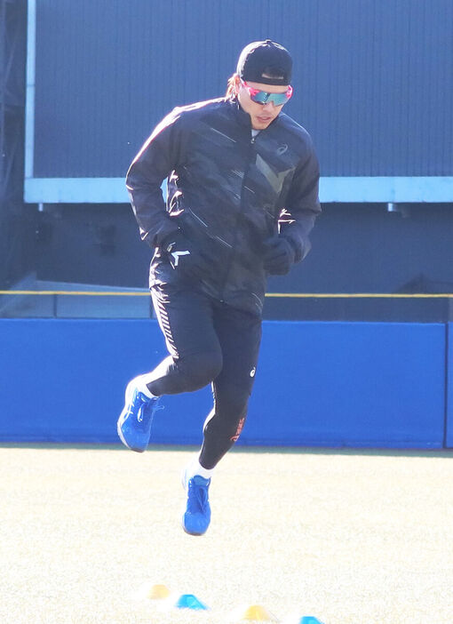 自主トレに励むロッテの小川龍成内野手（カメラ・竹内夏紀）