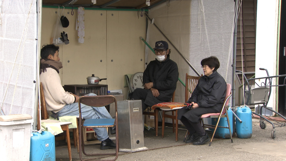 地震直後本谷親子は店外に住民が集える場所を作った