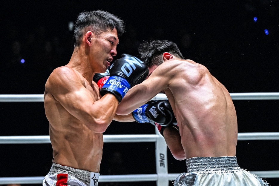 超接近戦で判定負けを喫した野杁正明（左）(C) ONE Championship