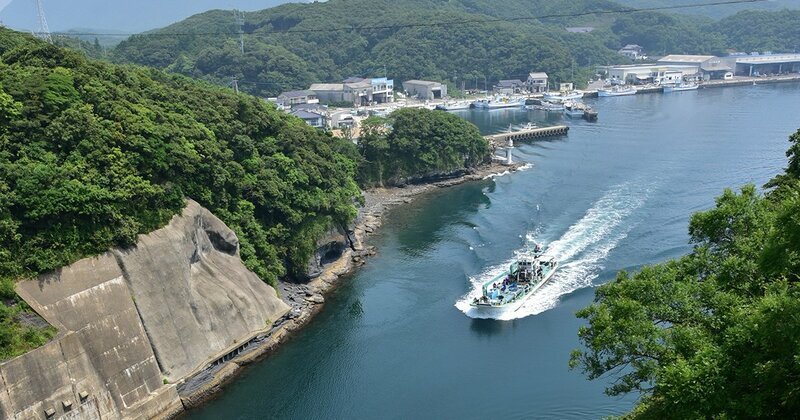 対馬を南北に二分する万関瀬戸（まんぜきせと）。旧日本海軍が開削した運河である（長崎県対馬市）　Photo:JIJI