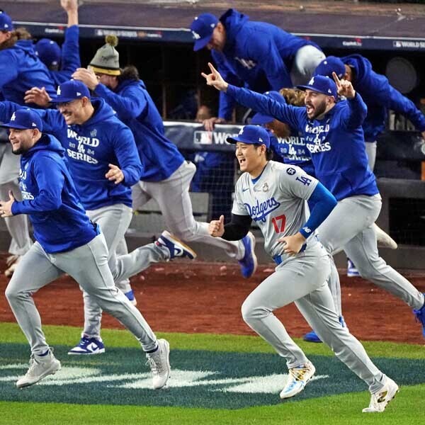 ヤンキースを下しワールドシリーズ制覇したドジャースナイン（手前右、大谷翔平）　（Ｃ）ロイター／USA TODAY Sports