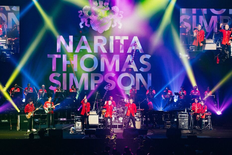 横浜BUNTAIで行われたNARITA THOMAS SIMPSONのツアー最終公演でコラボ曲「プンスカピン！」をステージ初披露したRockon Social Club、堺正章(中央)