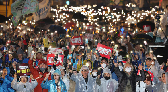 「拒否権を拒否する全国非常行動」などの市民団体の主催で16日午後、ソウル鍾路区の光化門広場一帯で行われた「キム・ゴンヒ特検受け入れ、国政壟断糾明！ 尹錫悦を拒否する市民行進」の前段集会で、参加者たちが携帯電話の明かりを照らしている=キム・ヨンウォン記者