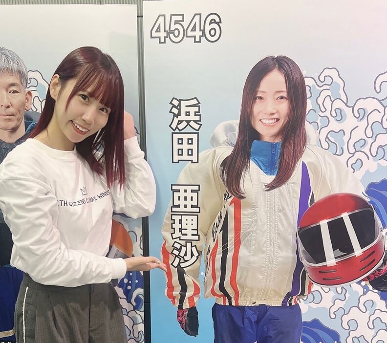 浜田亜理沙のパネル前でのツーショットにご満悦の星奈美紗希