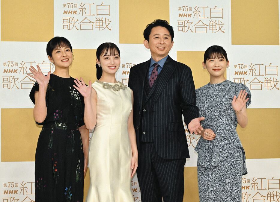 司会を務める（左から）鈴木奈穂子アナ、橋本環奈、有吉弘行、伊藤沙莉