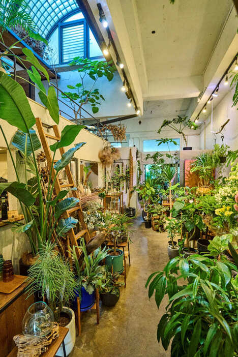 meguro florist Tokyo garden。奥まで続く緑のトンネルのような空間。（撮影：森山広三）