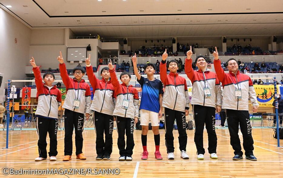 鮮やかに頂点に立ち、晴れやかな笑顔を見せる愛知のメンバー