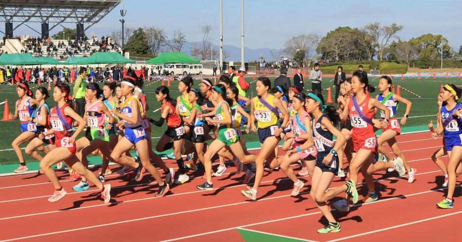 スタートする女子１区の選手たち＝京都府宇治市、山城総合運動公園陸上競技場