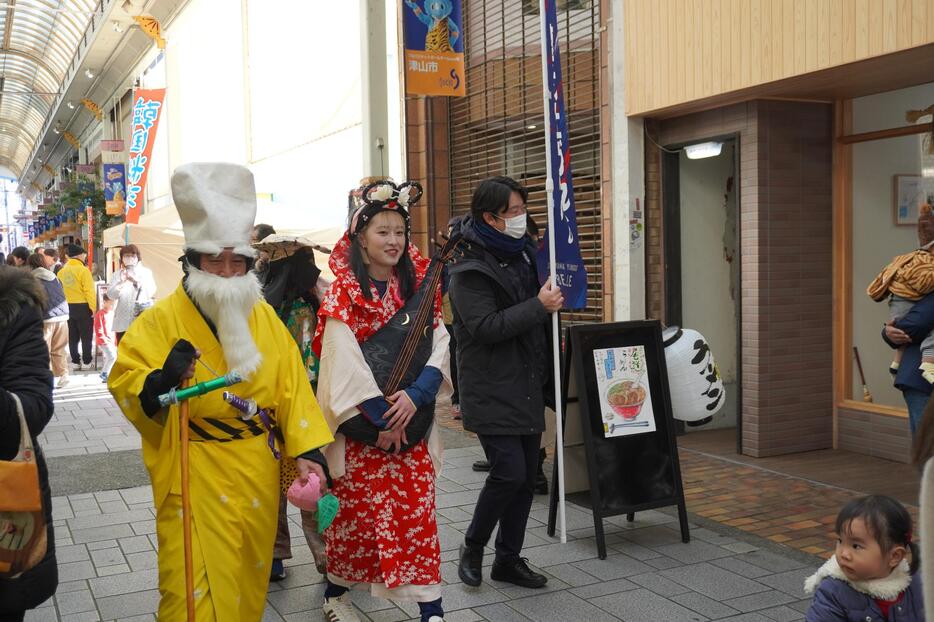 弁財天にふんし会場を練り歩く村上選手