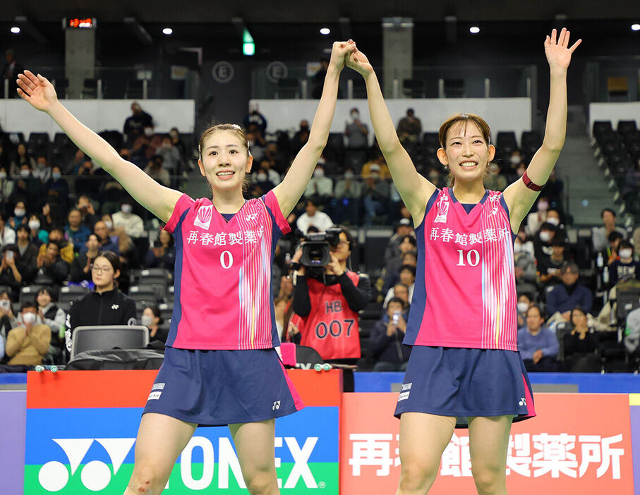 女子ダブルスで優勝し、声援に応える志田千陽（左）、松山奈未組（カメラ・宮崎　亮太）