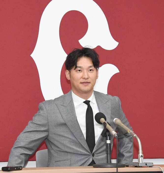 契約更改を終え取材に応じた巨人・吉川尚輝