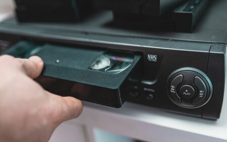 VHSビデオテープに収めた、あの「お宝映像」の消えてなくなる（写真：ArtCreationsDesignPhoto/Shutterstock.com）