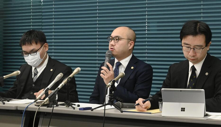 記者会見する関口速人弁護士（中央）ら＝26日午前、大津市