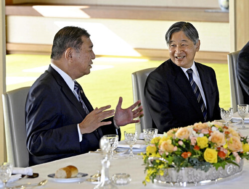 昼食会で石破首相と歓談される天皇陛下（２６日、皇居・宮殿「連翠」で）＝代表撮影