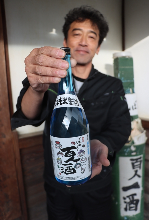 鴨庄地区の農家が栽培したコシヒカリを使い、鴨庄酒造が醸した日本酒「百人一酒」＝兵庫県丹波市市島町上牧で